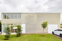 "Kịch độc" ngôi nhà triệu “lỗ thông khí” thoáng mát mọi góc