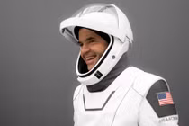 Tỷ phú công nghệ đầu tiên đi bộ ngoài không gian là ai?