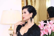 Cựu siêu mẫu Cẩm Nhung tự tin khoe sắc vóc lôi cuốn ở tuổi 42