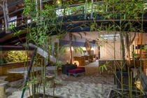 Ngắm biệt thự gỗ triệu USD có cả bãi biển trong nhà