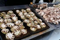 Ùn ùn mua bánh bạch tuộc nguyên con siêu dị