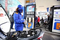 Giá xăng tăng gần 1.000 đồng/lít, cao nhất trong 7 năm