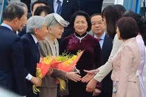 Ảnh: Nhà vua và Hoàng hậu Nhật Bản thân thiện ở Việt Nam