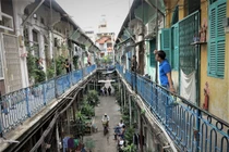 "Đột kích" con hẻm hơn 100 tuổi, khách Tây đến là mê ở Sài Gòn