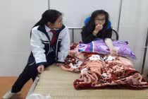 Hàng loạt học sinh cấp cứu do khí thải của nhà máy thép Việt-Nhật