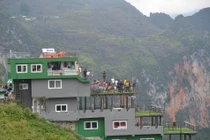 Panorama Mã Pì Lèng cắm “gai bê tông” giữa kỳ quan bị đình chỉ kinh doanh