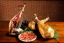 Sự thật chưa biết về thịt lợn hàng chục triệu hút khách dịp Tết 