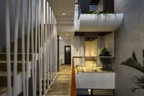 Hạn chế xây tường, nhà Sài Gòn đẹp lung linh trên báo Mỹ