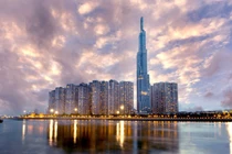 Tỷ phú Phạm Nhật Vượng thuê máy bay Vietnam Airlines đưa người Việt từ Ukraina về nước