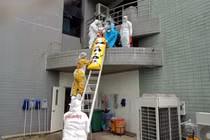 Cãi nhau với chồng, vợ ôm con 8 tháng tuổi nhảy từ tầng 9 chung cư