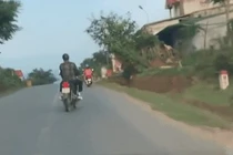 Clip: Nóng mắt cảnh xe máy đánh võng như rang lạc trước đầu ôtô 