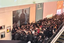 Cận cảnh hàng trăm người đánh nhau giành mua iPhone 15