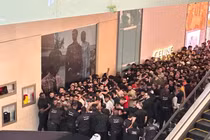 Cận cảnh hàng trăm người đánh nhau giành mua iPhone 15