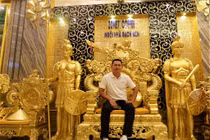 Choáng ngợp cung điện dát vàng của đại gia miền Tây