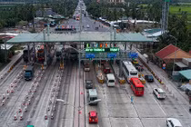 Ảnh: Hàng nghìn ôtô né trạm thu phí Cai Lậy