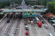 Ảnh: Hàng nghìn ôtô né trạm thu phí Cai Lậy