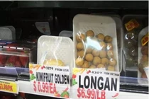 Hình ảnh trái cây Việt trong siêu thị nước ngoài