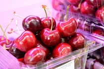 Cherry, việt quất, cua hoàng đế...giá rẻ tranh nhau “đổ bộ” chợ Việt