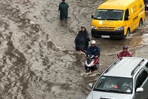 Máy bơm khủng "thất thủ", đường Nguyễn Hữu Cảnh thành sông sau cơn mưa