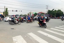 Tài xế ôtô túm áo, đấm liên tiếp vào mặt thiếu úy CSGT