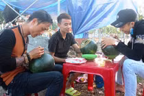 Lộ “bí kíp” thu tiền bằng cách khắc chữ, hoa văn của thợ xăm dưa