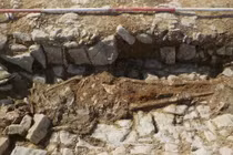 Đào đường, lộ ra ngôi mộ 1.800 năm của dũng sĩ chết 2 lần