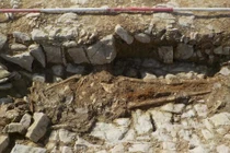 Đào đường, lộ ra ngôi mộ 1.800 năm của dũng sĩ chết 2 lần