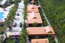 Cận cảnh biệt phủ 15ha toàn gỗ hiếm của “đại gia chân đất” 