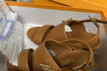 Hà Nội: "Tóm" kho giày dép nhái luôn đóng cửa để livestream bán trên mạng