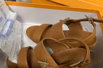 Hà Nội: "Tóm" kho giày dép nhái luôn đóng cửa để livestream bán trên mạng