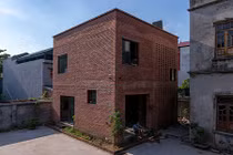 Nhà gạch thô có vườn cây trên mái nổi bật trên báo ngoại