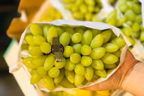 Nho móng rồng hơn 1 triệu đồng/kg nhà giàu Việt ùn ùn mua có gì đặc biệt?