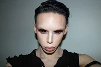 Phẫu thuật 110 lần để trở thành... người ngoài hành tinh 