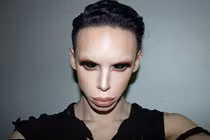 Phẫu thuật 110 lần để trở thành... người ngoài hành tinh 