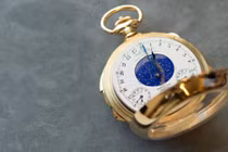 Tận mục đồng hồ cổ có giá ngang 50 siêu xe 