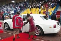 Choáng ngợp thú chơi đốt tiền của vị vua mua 19 chiếc Rolls Royces tặng vợ