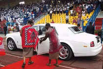 Choáng ngợp thú chơi đốt tiền của vị vua mua 19 chiếc Rolls Royces tặng vợ