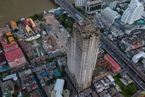 Bí ẩn “tòa tháp ma” bỏ hoang 30 năm sừng sững sau động đất