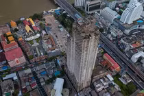 Bí ẩn “tòa tháp ma” bỏ hoang 30 năm sừng sững sau động đất