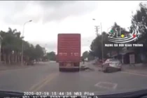 Video: Xe ben bị nước lũ cuốn xuống suối ở Hà Giang, tài xế thiệt mạng