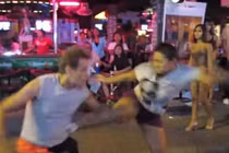 Khách Tây bị nhóm phụ nữ đấm đá hội đồng ở phố đèn đỏ