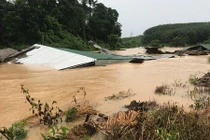 Lũ quét bất ngờ khiến hàng chục mái nhà 'biến mất' ở Kom Tum