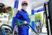 Giá xăng đồng loạt tăng, RON 95 tiến sát 20.000 đồng/lít