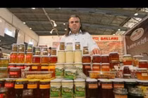 Cảnh kinh hoàng về thu hoạch loại mật ong đắt hơn vàng