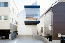 Nhà 2 tầng đẹp, thoáng bất ngờ nhờ ban công mới lạ 