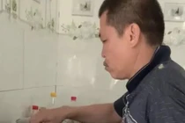 Con dâu ngủ 12h chưa dậy, bố chồng cần mẫn vào bếp nấu ăn