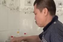 Con dâu ngủ 12h chưa dậy, bố chồng cần mẫn vào bếp nấu ăn