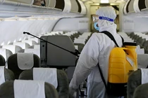 Vietnam Airlines đo thân nhiệt, khử trùng toàn bộ chuyến bay quốc tế về Việt Nam