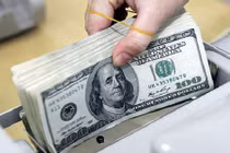 Tạm giữ người mang 100.000 USD nghi giả đến ngân hàng đổi 