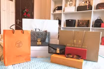 Cuộc sống sang chảnh, ngập hàng hiệu của bóng hồng phía sau cầu thủ Việt Nam